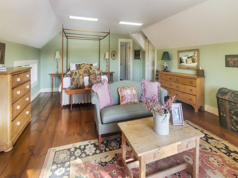 Upper level over the kitchen  2 Bedroom Suite with King Bed