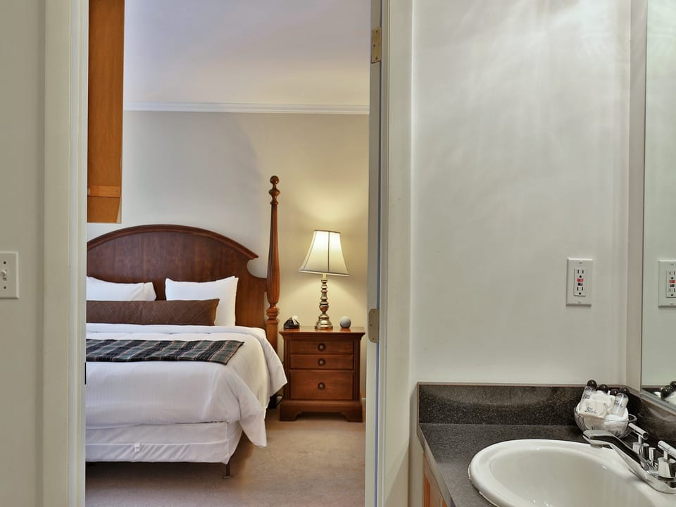 Ensuite bathroom in Room 9.