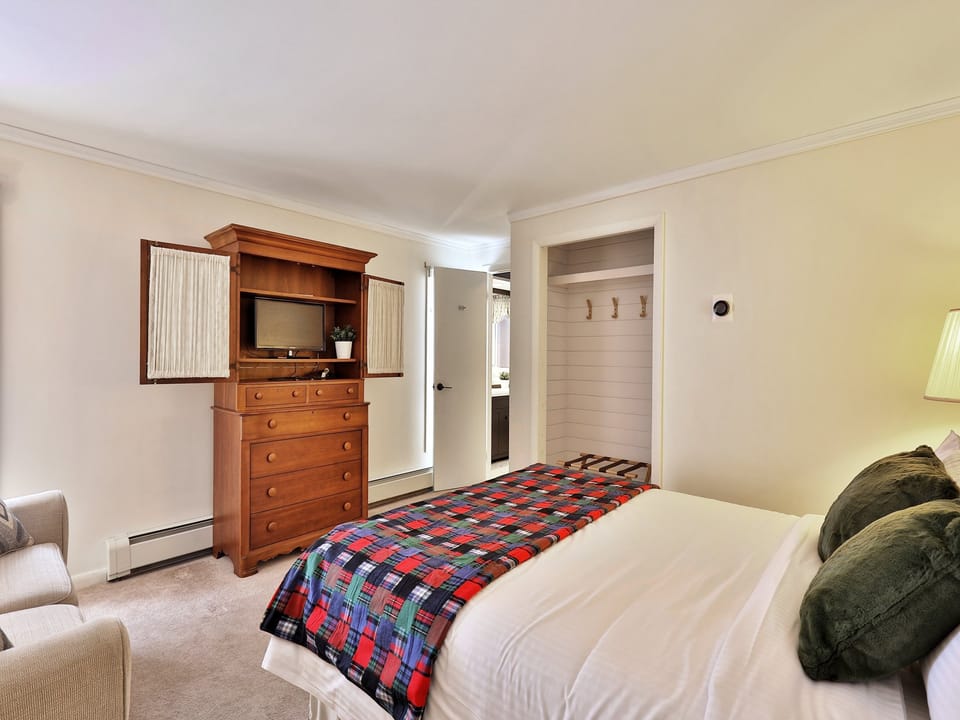 Welcome to The Lace Room queen suite at The Birch Ridge. Featuring a comfy queen bed, sofa, renovated bathroom and smart TV.