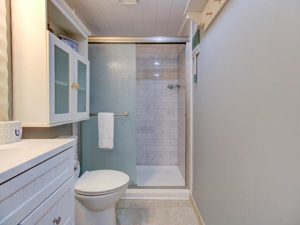 Atlantic Towers 305-large-016-039-Bathroom-1500x986-72dpi