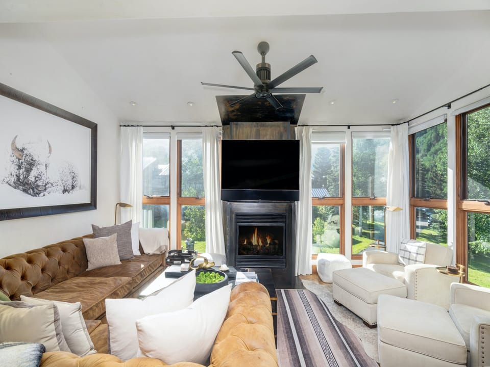 Telluride Lodge 526 comfortable, spacious, close to town, and ski lift.