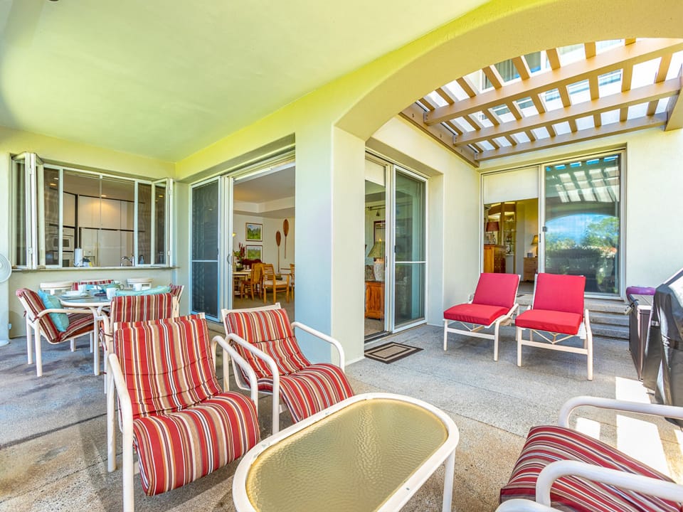 Lounge chairs for easy ocean views