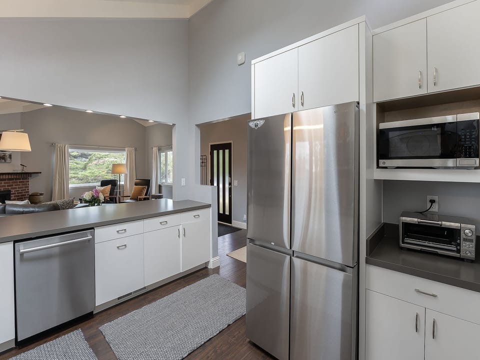 Fully Equipped Kitchen, Stainless Steel Appliances
