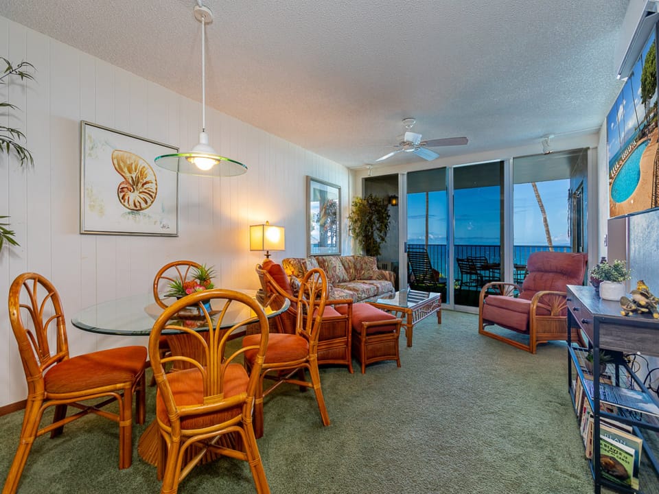 Classic Hawaiiana furnishings w/ views from almost everywhere