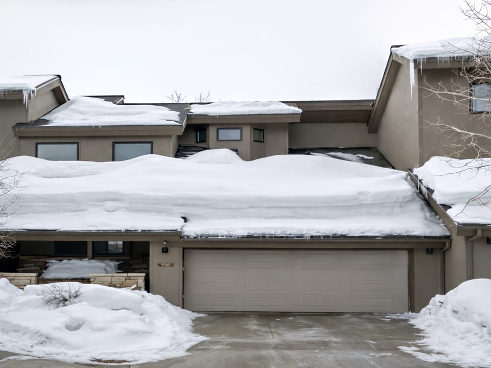 Welcome to your winter retreat! Enjoy hassle-free parking in our private garage and relax in this peaceful mountain escape surrounded by snow-covered peaks.