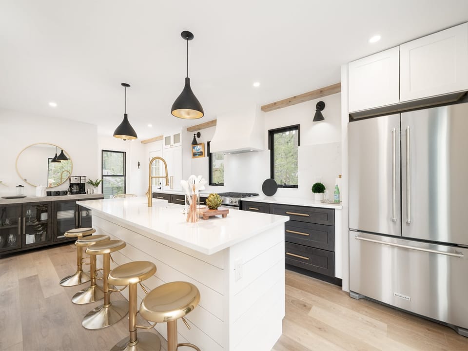 Modern large Island with fully stocked kitchen  Modern large Island with fully stocked kitchen