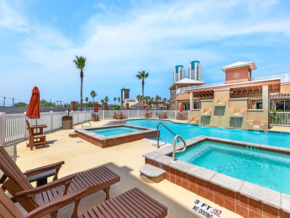Gorgeous Community Pool and Hot Tubs!