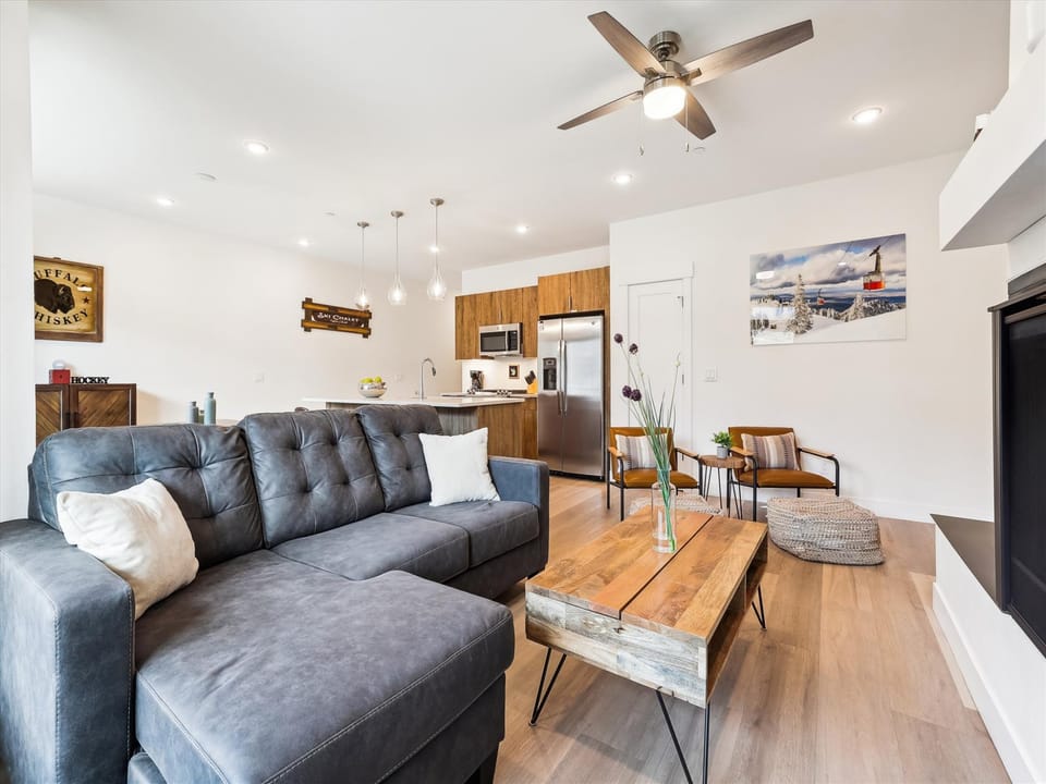 Living Room, River West 522, Silverthorne Vacation Rental