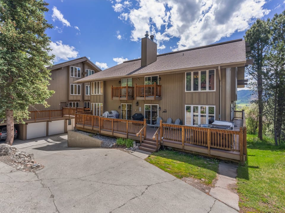 Winterset 1, book now for your next dream vacation! - Large building, steep driveway.