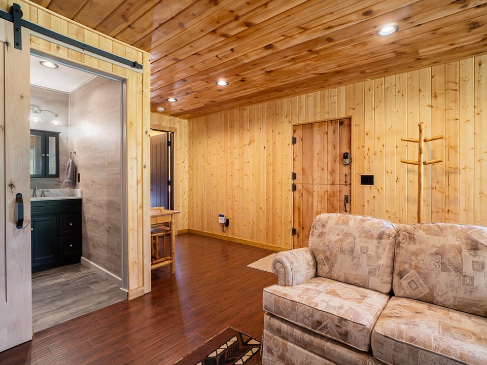 Frontier Mountain Retreat - Frontier Mountain Retreat Estes Park, Spacious living room with a flat screen TV.