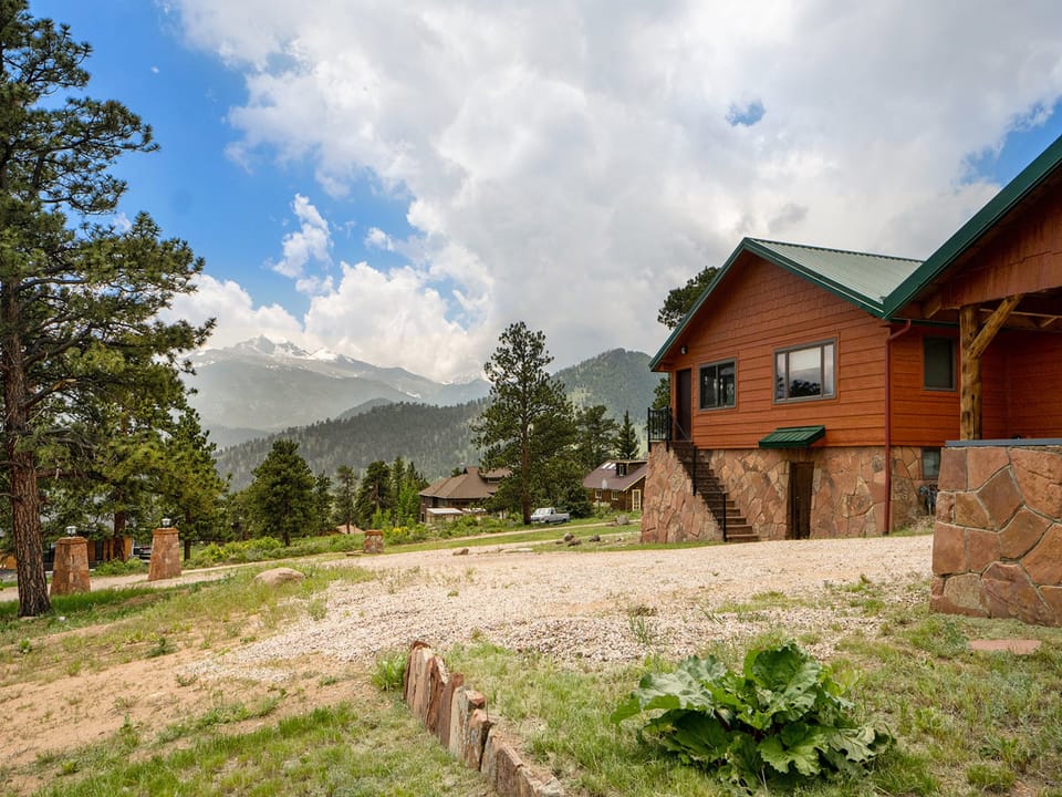 Frontier Mountain Retreat - Monthly Long-Term Vacation Rental 30+ Days Minimum -- Estes Park - a SkyRun RMNP Property - Frontier Mountain Retreat - Frontier Mountain Retreat Estes Park, Home and surrounding views. Unit is the lower level.