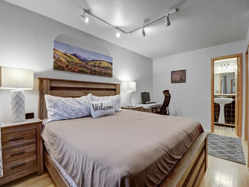 Cozy Bedroom with a work desk, perfect for doing remote work in the mountains