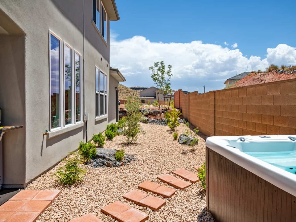 Hot Tub / Backyard