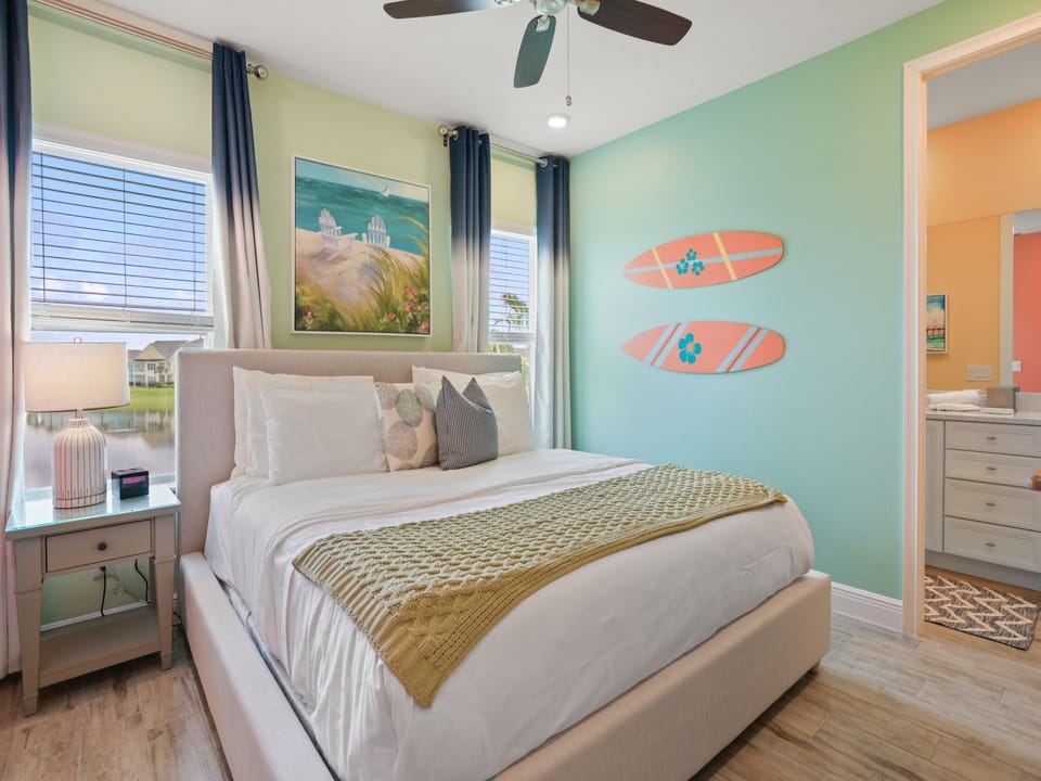 King Bedroom with water views, En Suite Bathroom with large walk in shower