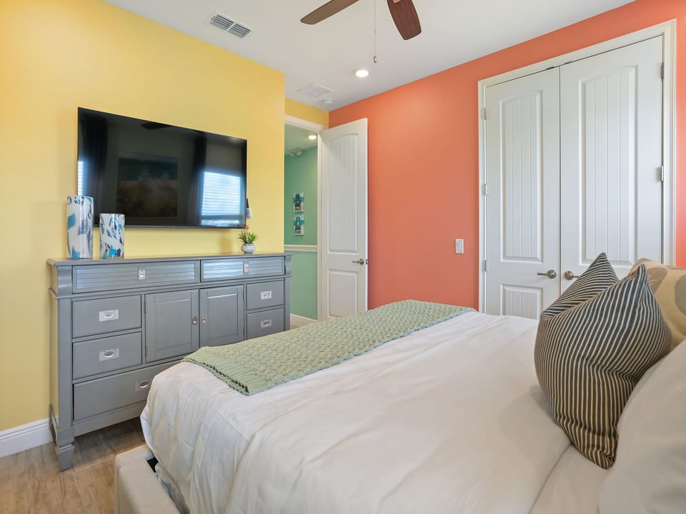 King Bedroom with water views, En Suite Bathroom with large walk in shower