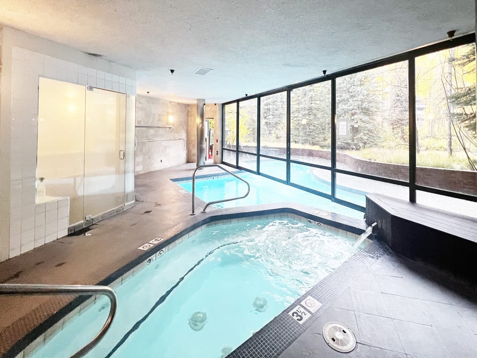 The complex offers a steam room/sauna, hot tub and indoor/outdoor pool.