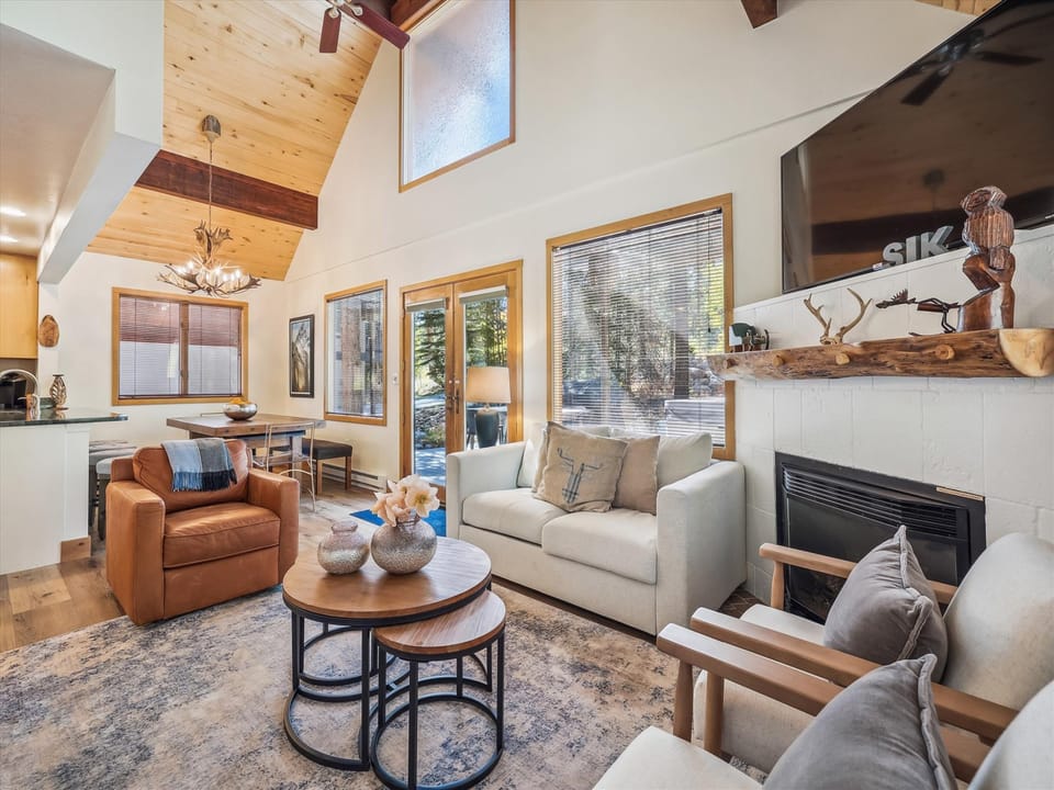 Living area - Freeride Haus - Breckenridge Vacation Rental