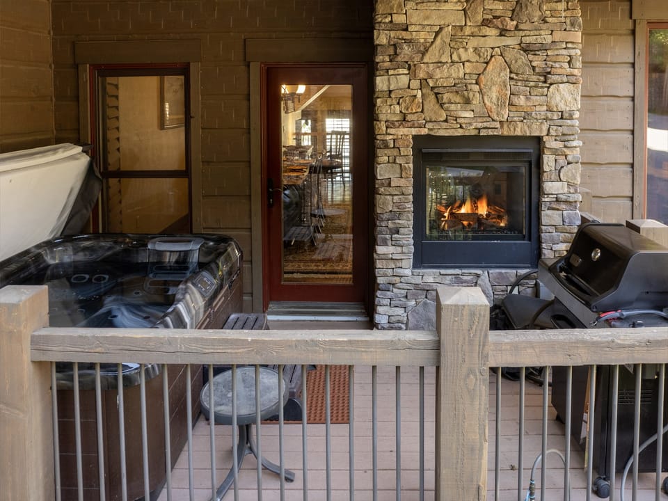 Outdoor Private Hot Tub , Fireplace and Gas Grill