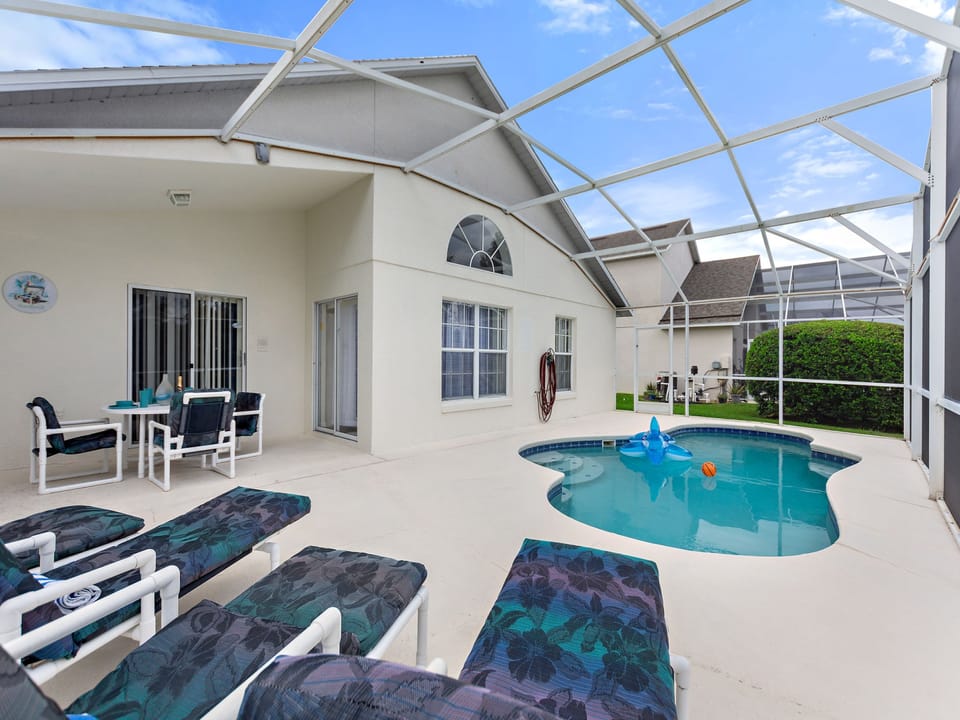 Relaxing outdoor oasis