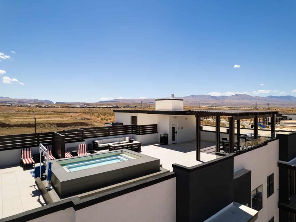 Promenade Sky Deck / Hot Tub