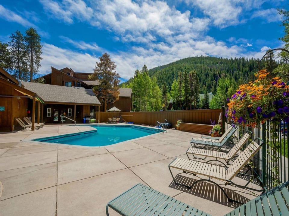 Community Pool/Hot Tub
