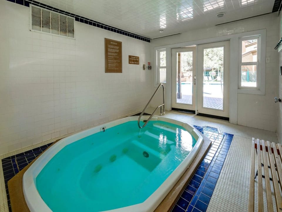 Community Pool/Hot Tub