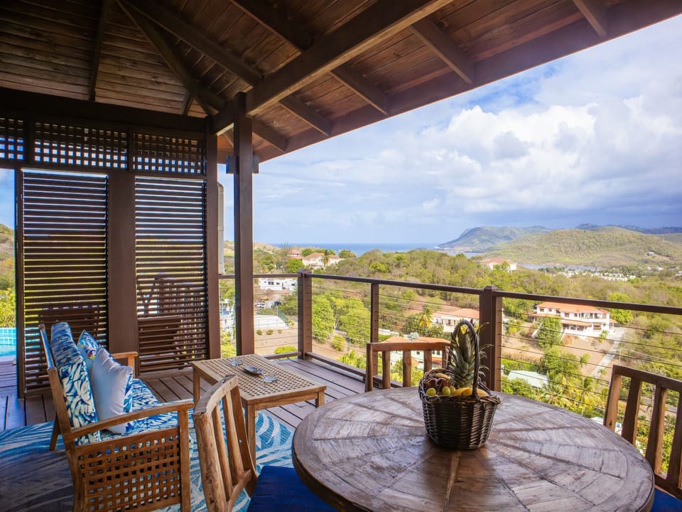 Al fresco dining with ocean breezes and unforgettable views.