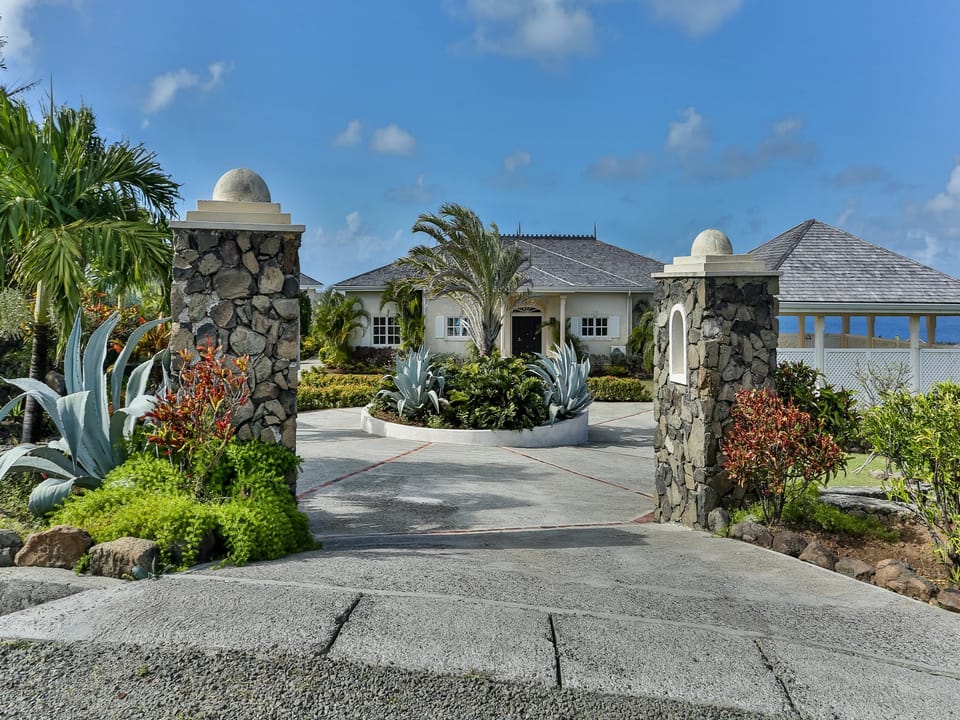 Cayman Villa - Main house with adjacent 1 bedroom cottage (cottage is locked off)