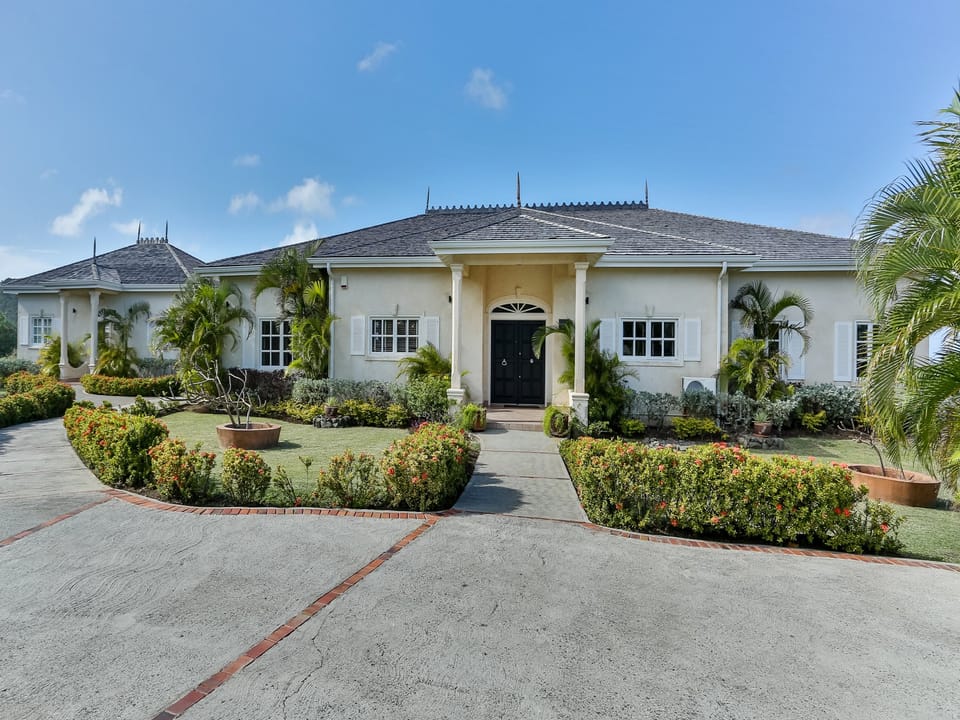 Main Villa with adjacent 1 bedroom cottage