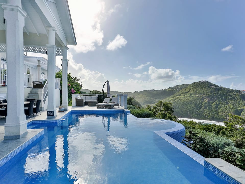 Infinity edge pool