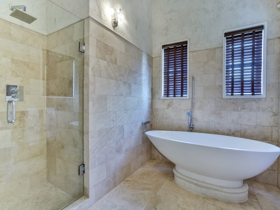Shower and bathtub in the cottage