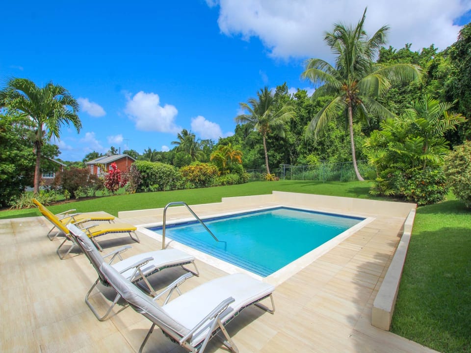 This expansive 4-bed property has a lovely large grounds, great for families or a group of friends