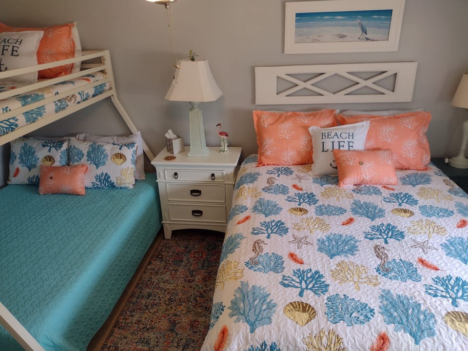 Bunk room (front room)