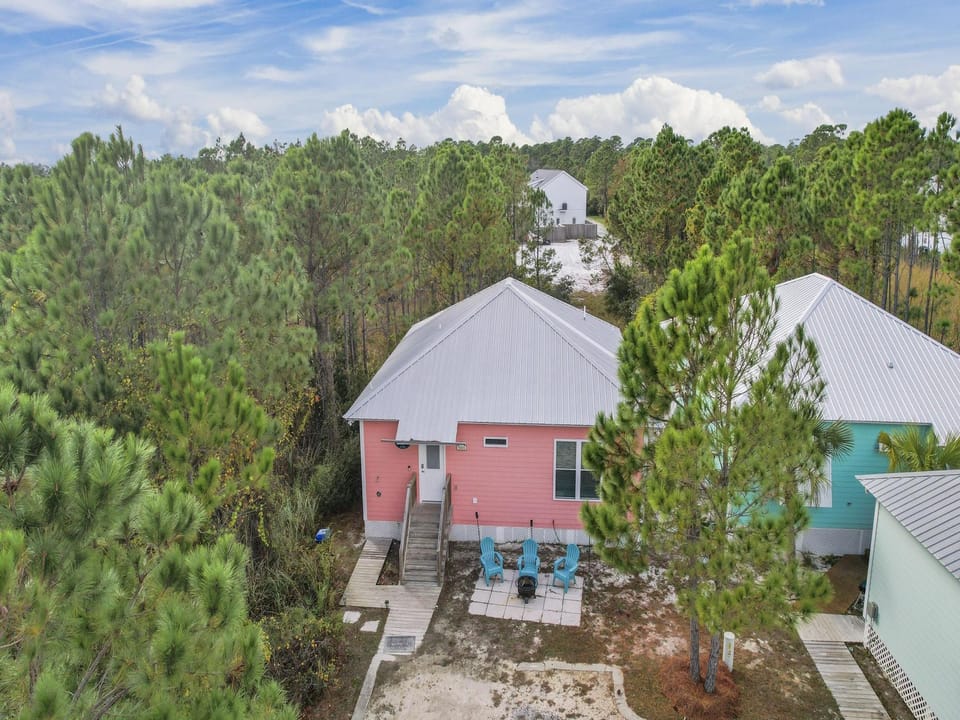 Unit 5001 offers 3 Bedrooms and 2 full Bathrooms. Outdoor space is featured for sitting out and enjoying nature.