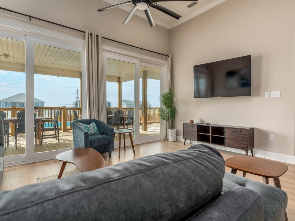 003 Gulf View Living Room Blue Jays