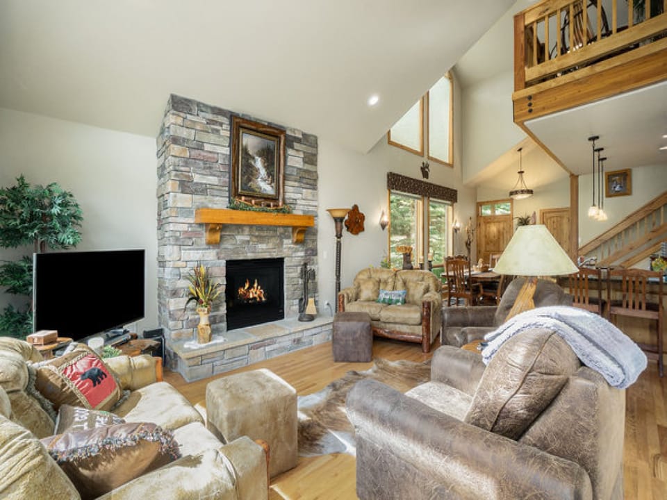 Elk River Cabin - Elk River Cabin Living room with 2 love seats that seat 2 each with ottomans, 2 arm chairs, gas fireplace, and flat screen tv.