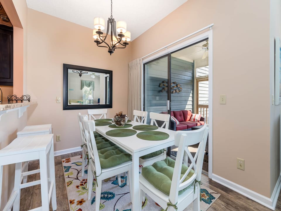 Dining area with seating for 6 at the table and 2 more at the bar!