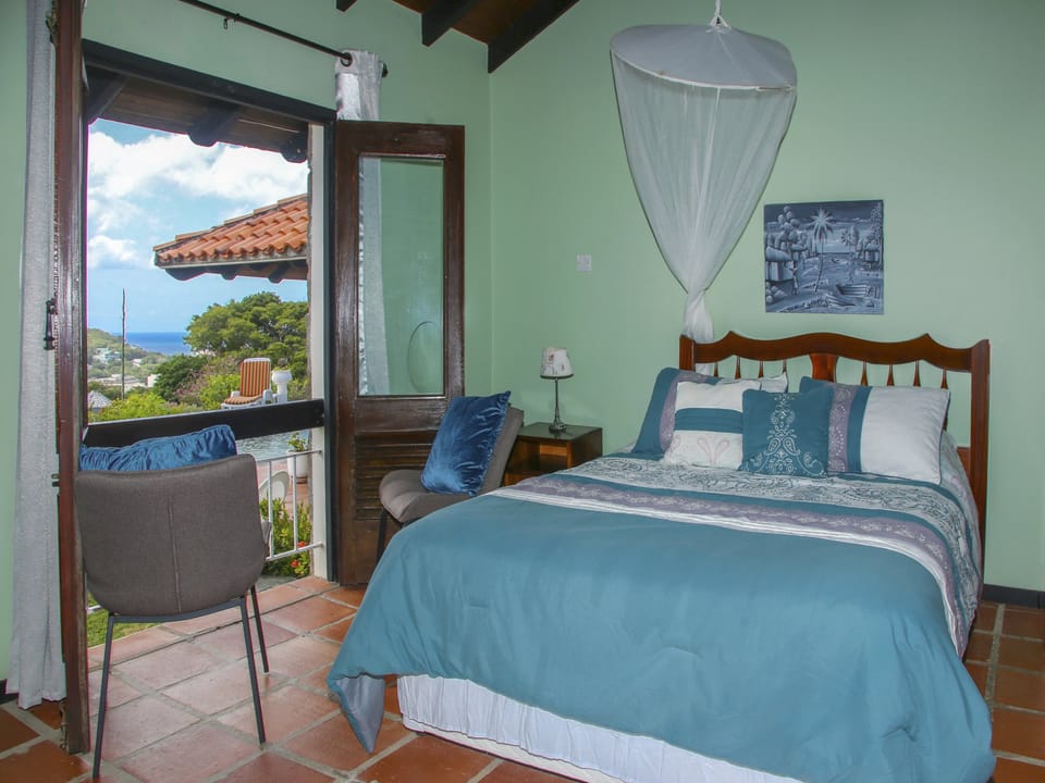 Primary suite with queen size bed, A/C & en-suite bathroom.