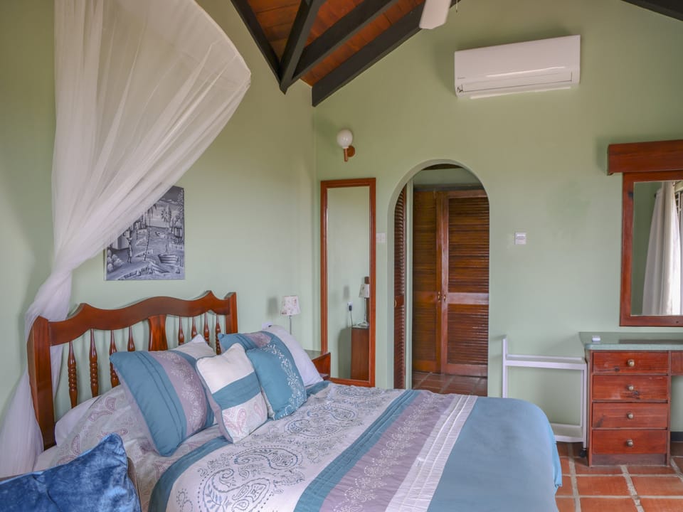 Primary suite with queen size bed, A/C & en-suite bathroom.