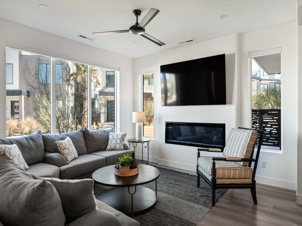 Living Room / Fireplace