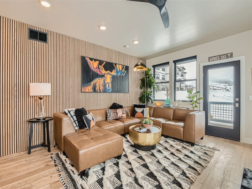 Spacious Living Room for Relaxing!