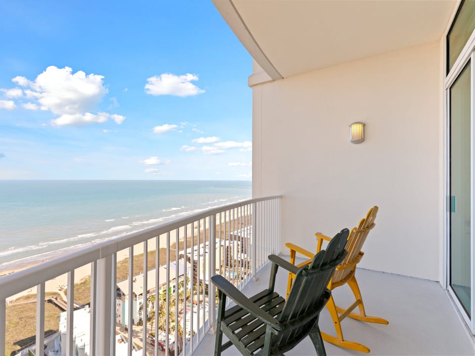Welcome to Sapphire #2204 with exceptional views to the Gulf of Mexico!