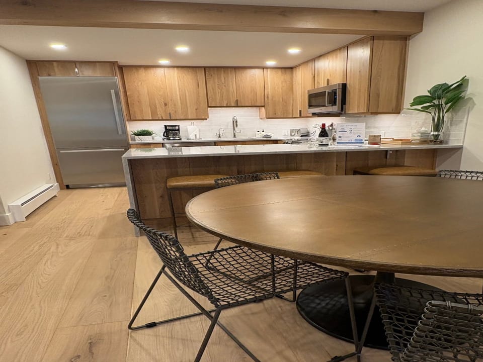 Dining seating for 6