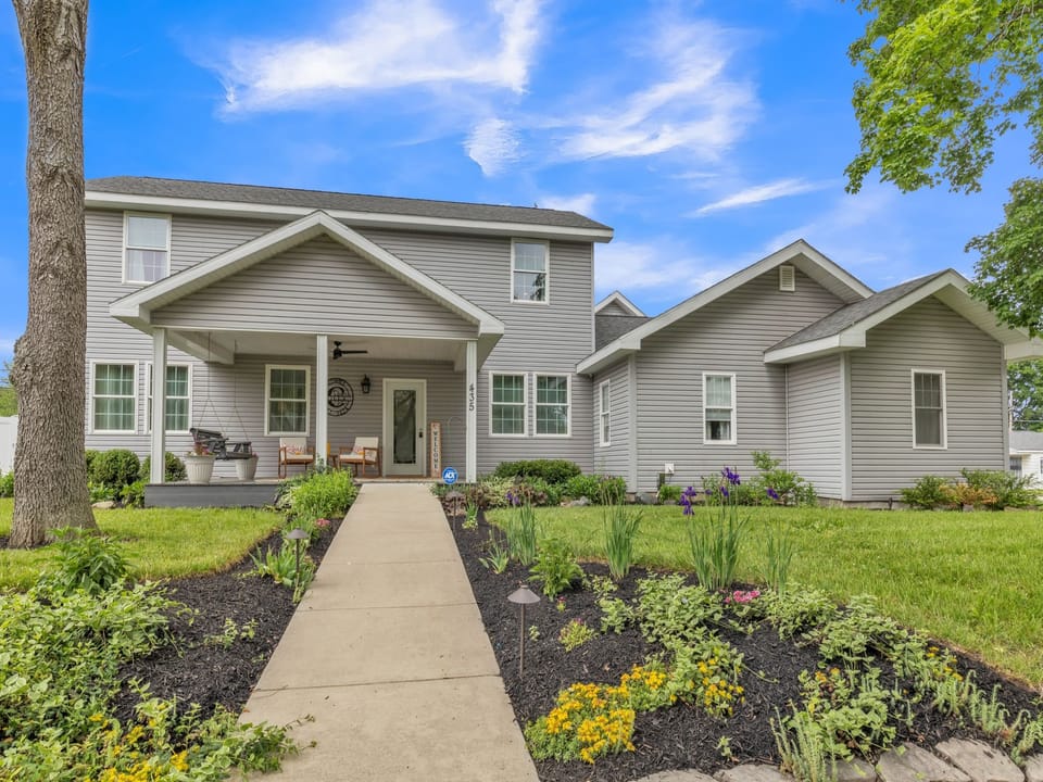 Entry to MommyC's Villa Fun House, Front Porch Seating
