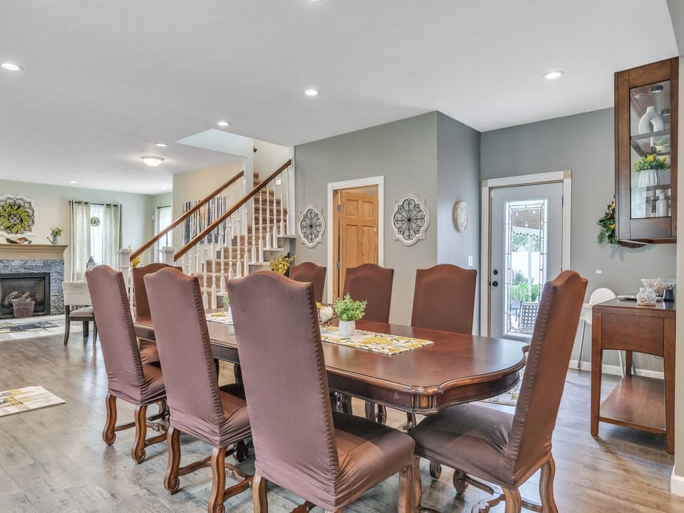 Main Dining, 8 Seats