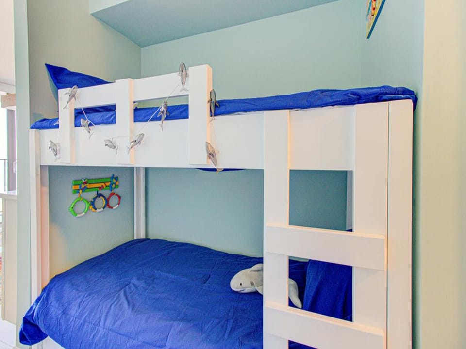 Atlantic Towers 405-large-019-007-Hall Bunks-1500x986-72dpi