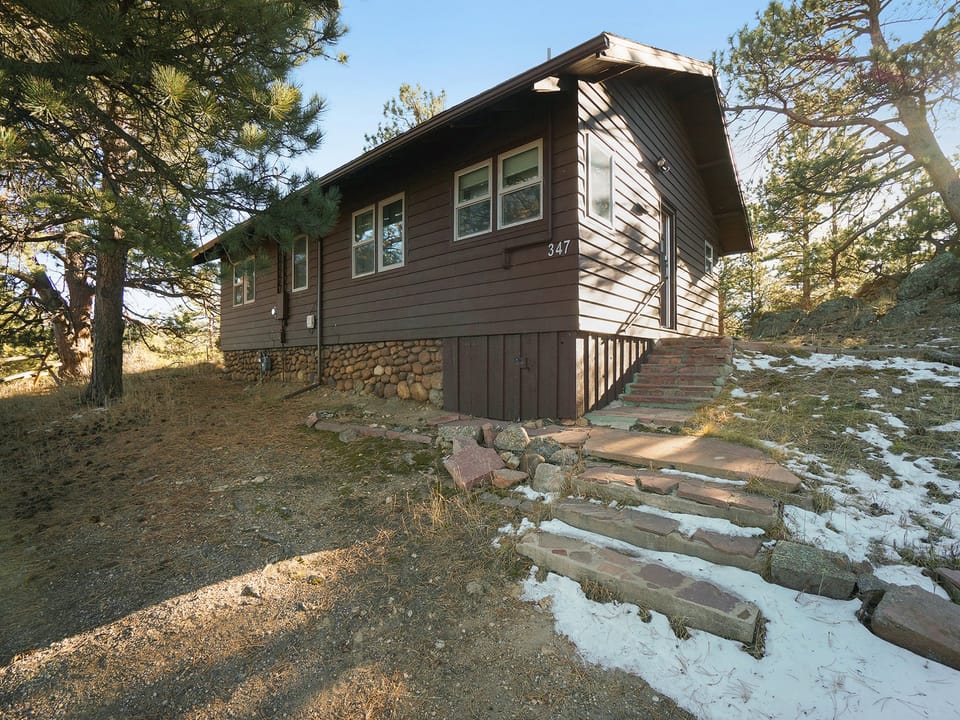 O'Deer Cabin - O'Deer Cabin Estes Park, 13 Steps to the entrance of the home.
