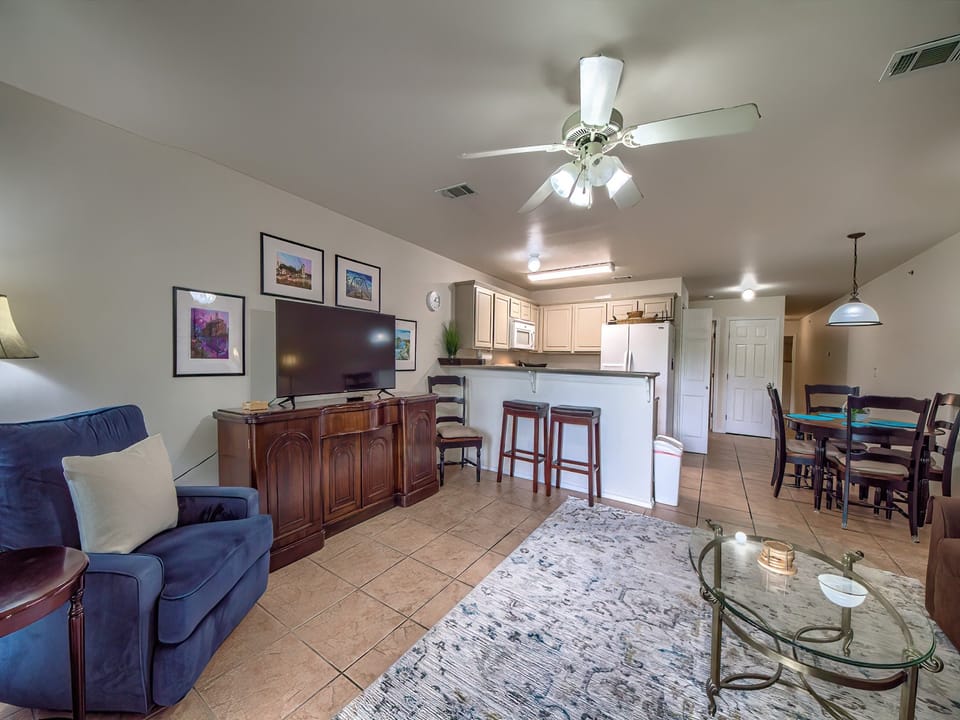 Living room with seating for the entire family!