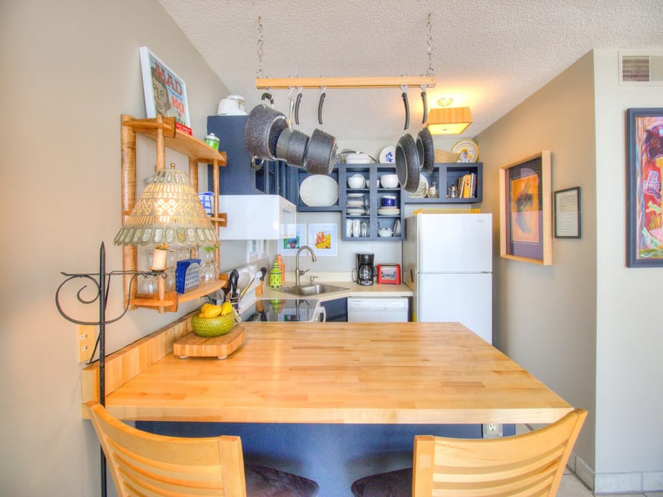 Atlantic Towers 602-print-007-013-KitchenBreakfast Bar-4200x2800-300dpi