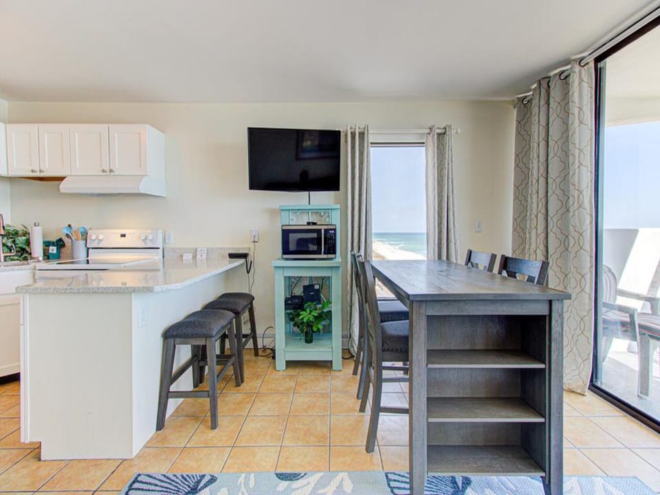Atlantic Towers 901-large-009-003-KitchenEating Area-1500x986-72dpi